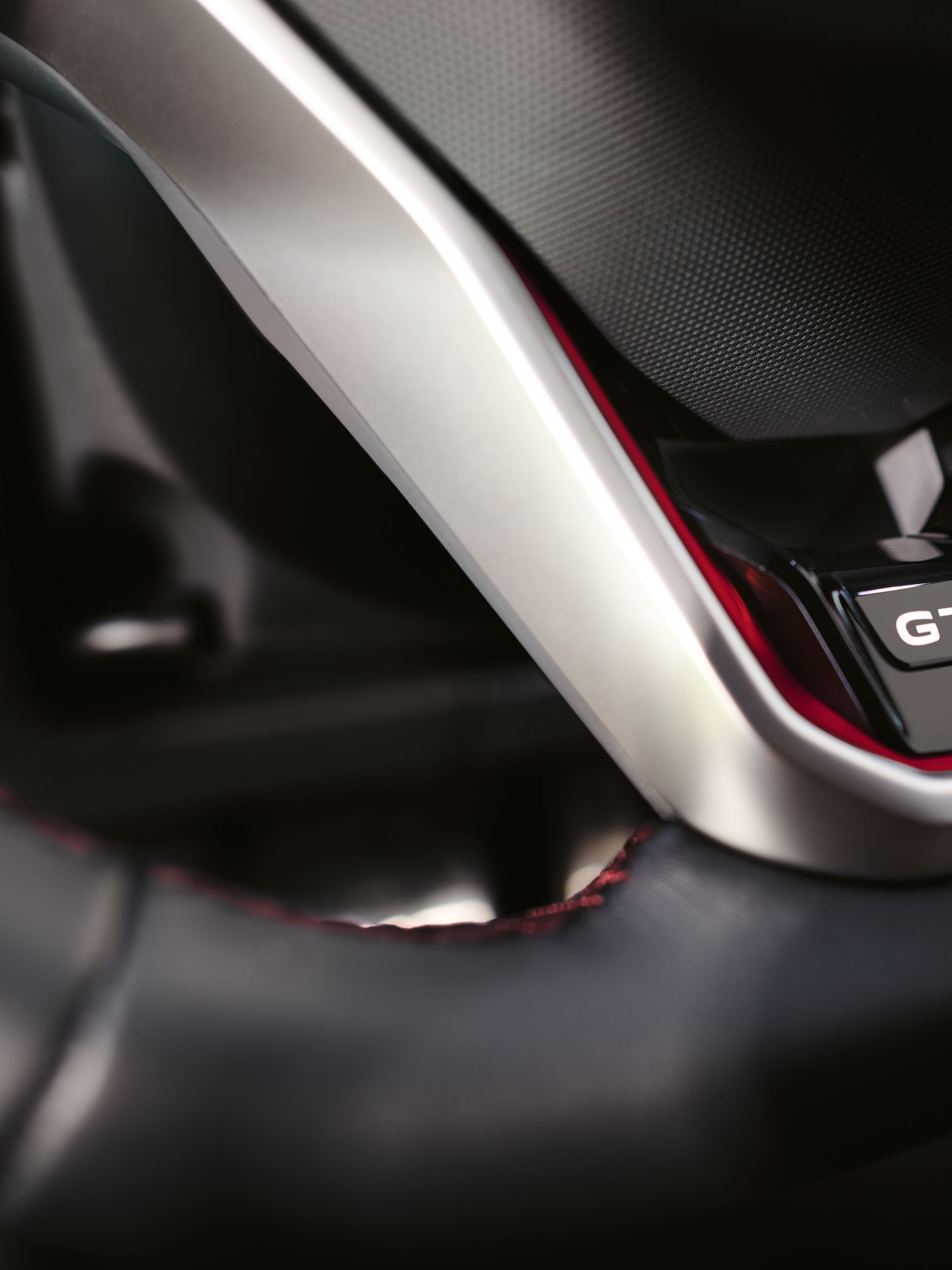 GTX-Logo am Lenkrad eines roten VW ID.5 GTX.