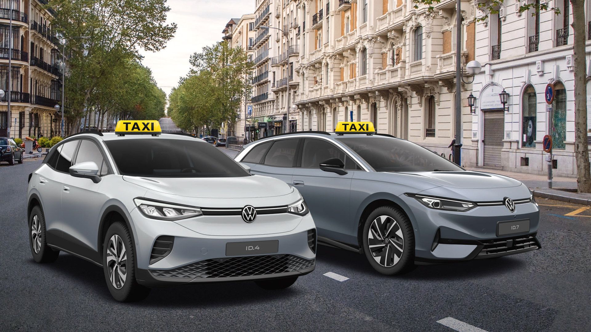Zwei moderne Volkswagen-Taxis, ein weißer ID.4 und ein grauer ID.7, stehen nebeneinander auf einer städtischen Straße. Im Hintergrund sind historische Gebäude und Bäume zu sehen.