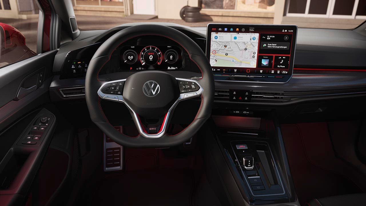 Blick auf das Cockpit mit Lenkrad und Infotainment-System im VW Golf GTI.