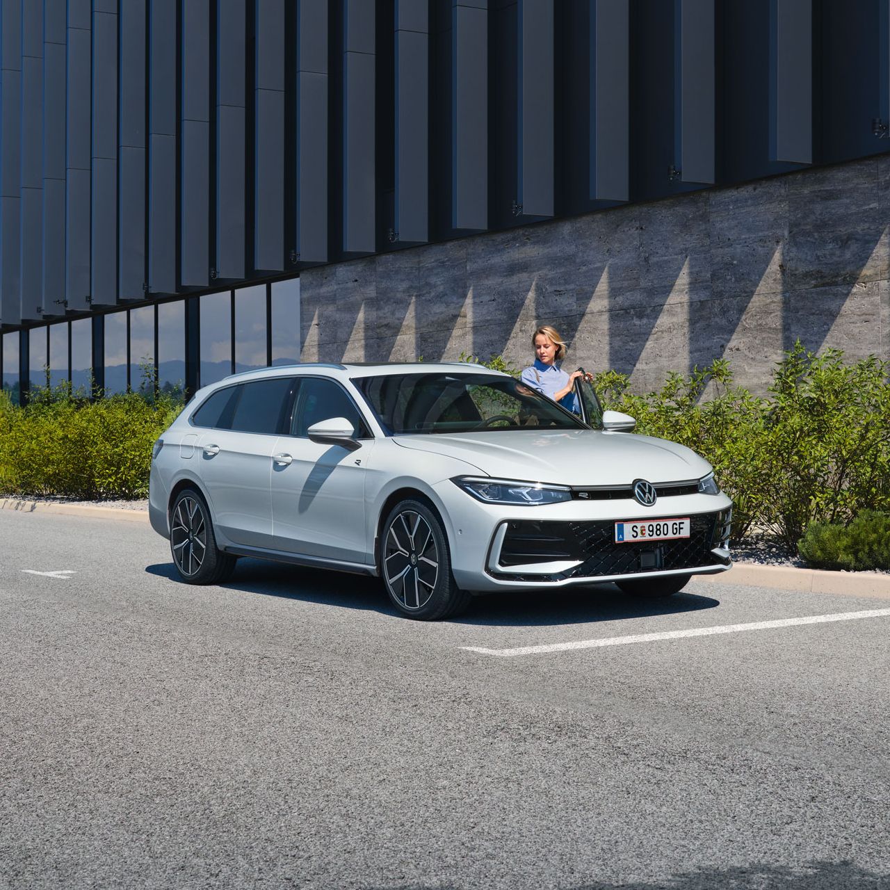 Frau steig in weißen VW Passat R-Line