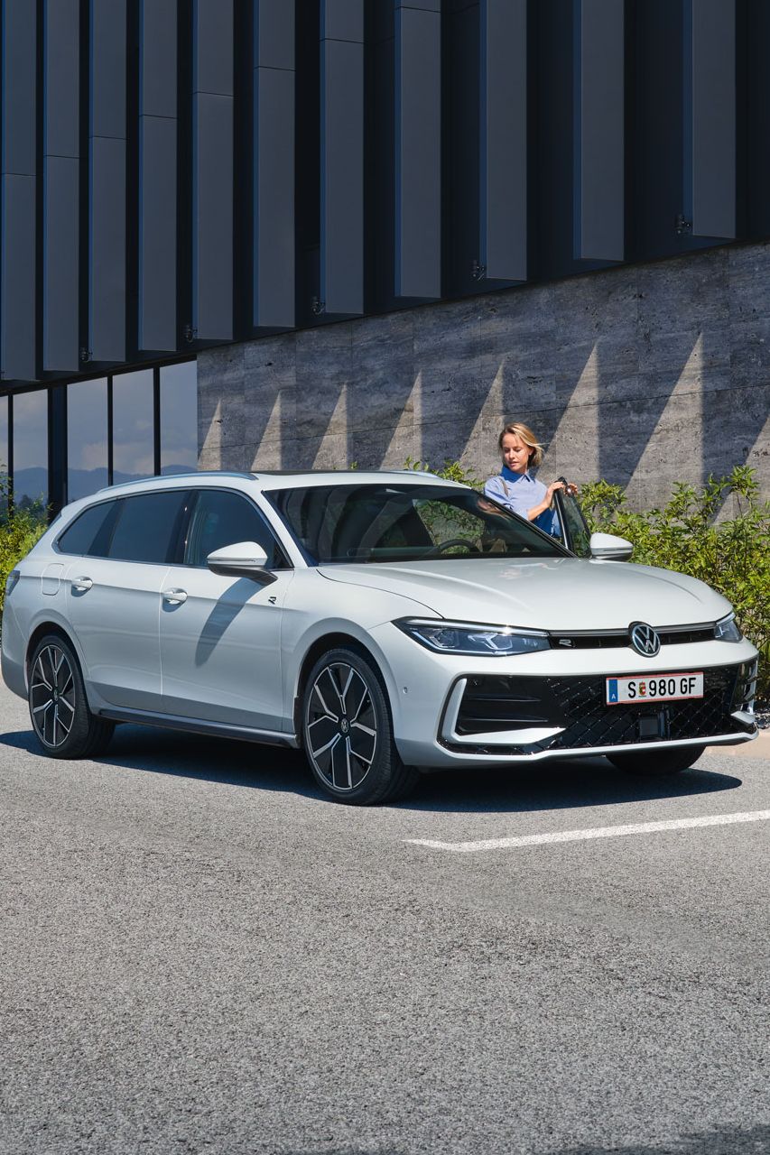 Frau steig in weißen VW Passat R-Line