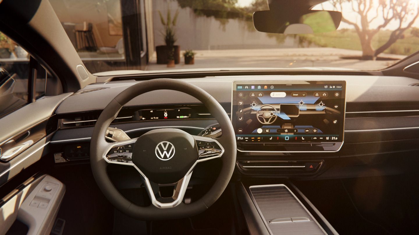 Cockpit eines VW ID.7 Tourer mit Multifunktionslenkrad und Infotainmentsystem.