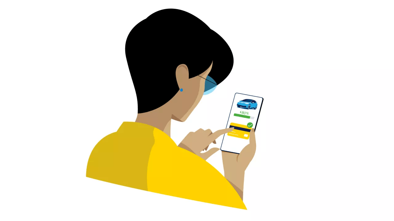 Eine Person in einer gelben Oberbekleidung benutzt ein Smartphone. Auf dem Bildschirm ist ein Auto abgebildet und ein grüner Button. Die Person scheint eine Aktion auf dem Smartphone auszuführen.