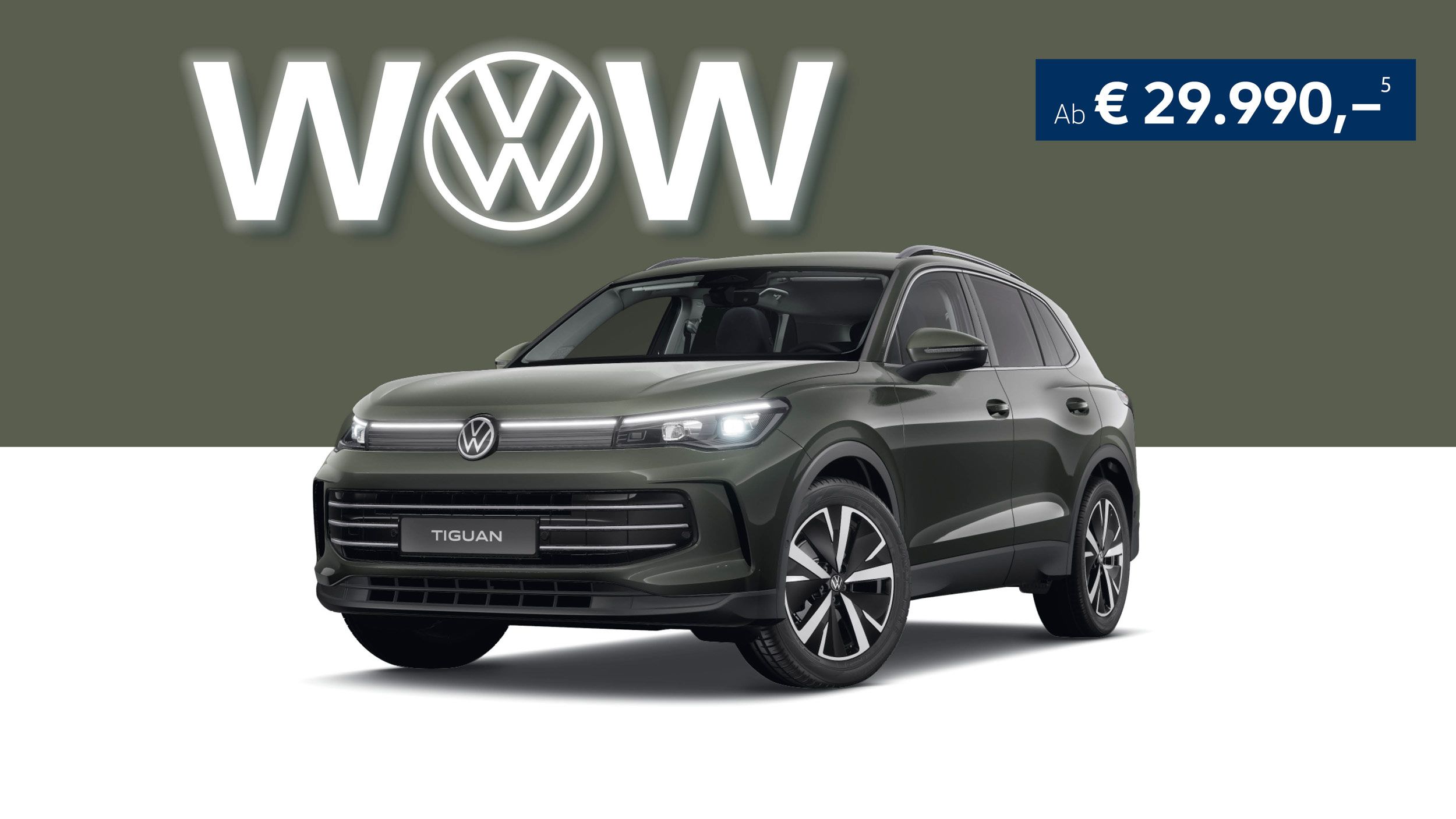 Ein dunkelgrüner Volkswagen Tiguan steht vor einem dunklen Hintergrund. Rechts oben steht der Preis "Ab € 29.490,-". Über dem Auto ist in großen Buchstaben "WOW" zu sehen, wobei das "O" das Volkswagen-Logo ist.