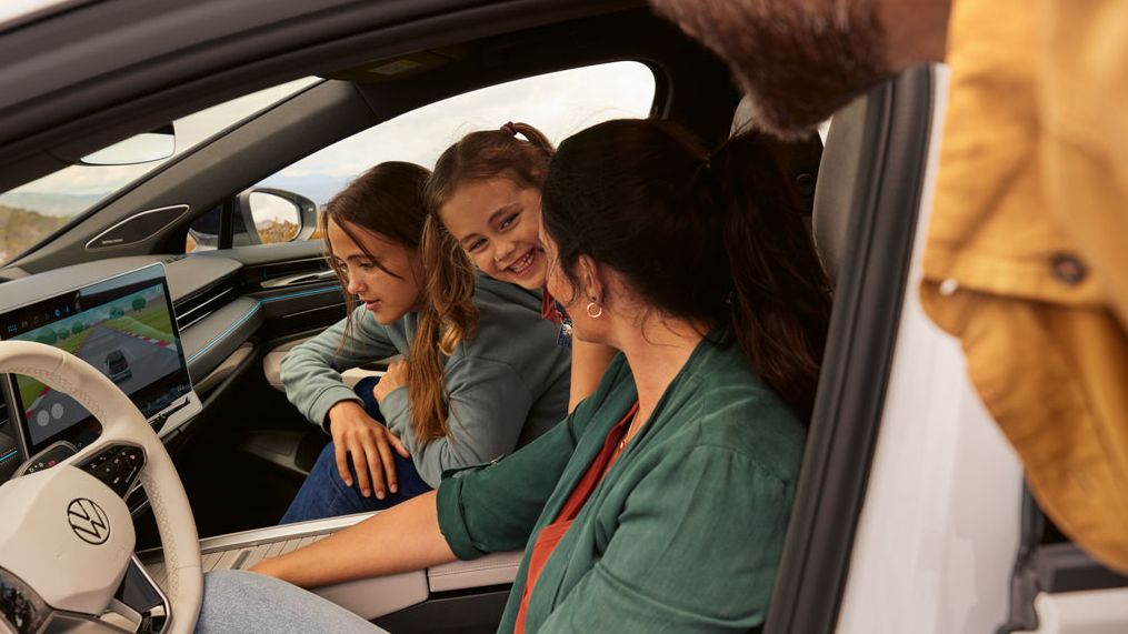 Eine Familie sitzt im ID.7 und lacht