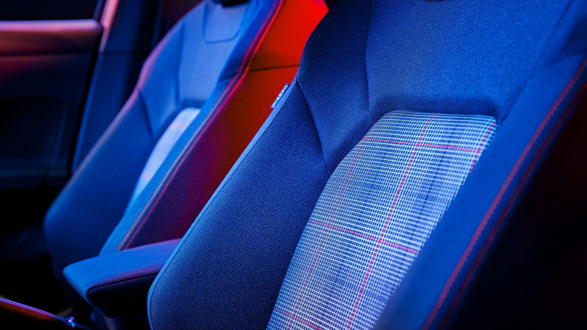 Top-Sportsitze vorne im VW Polo GTI mit rot-grau kariert bezogenem Stoff.