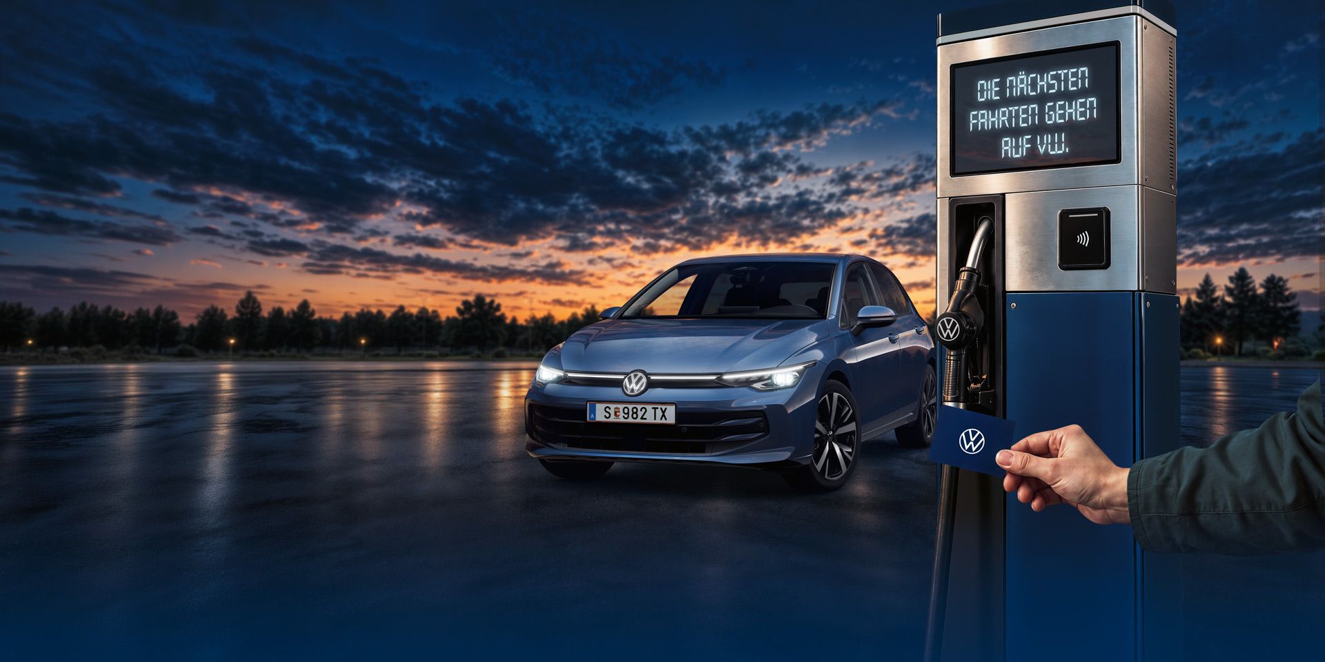 [AI-modified] – Ein blaues Volkswagen-Golf-Auto steht an einer modernen Zapfsäule, während im Vordergrund eine Hand eine Karte an ein kontaktloses Bezahlterminal hält.