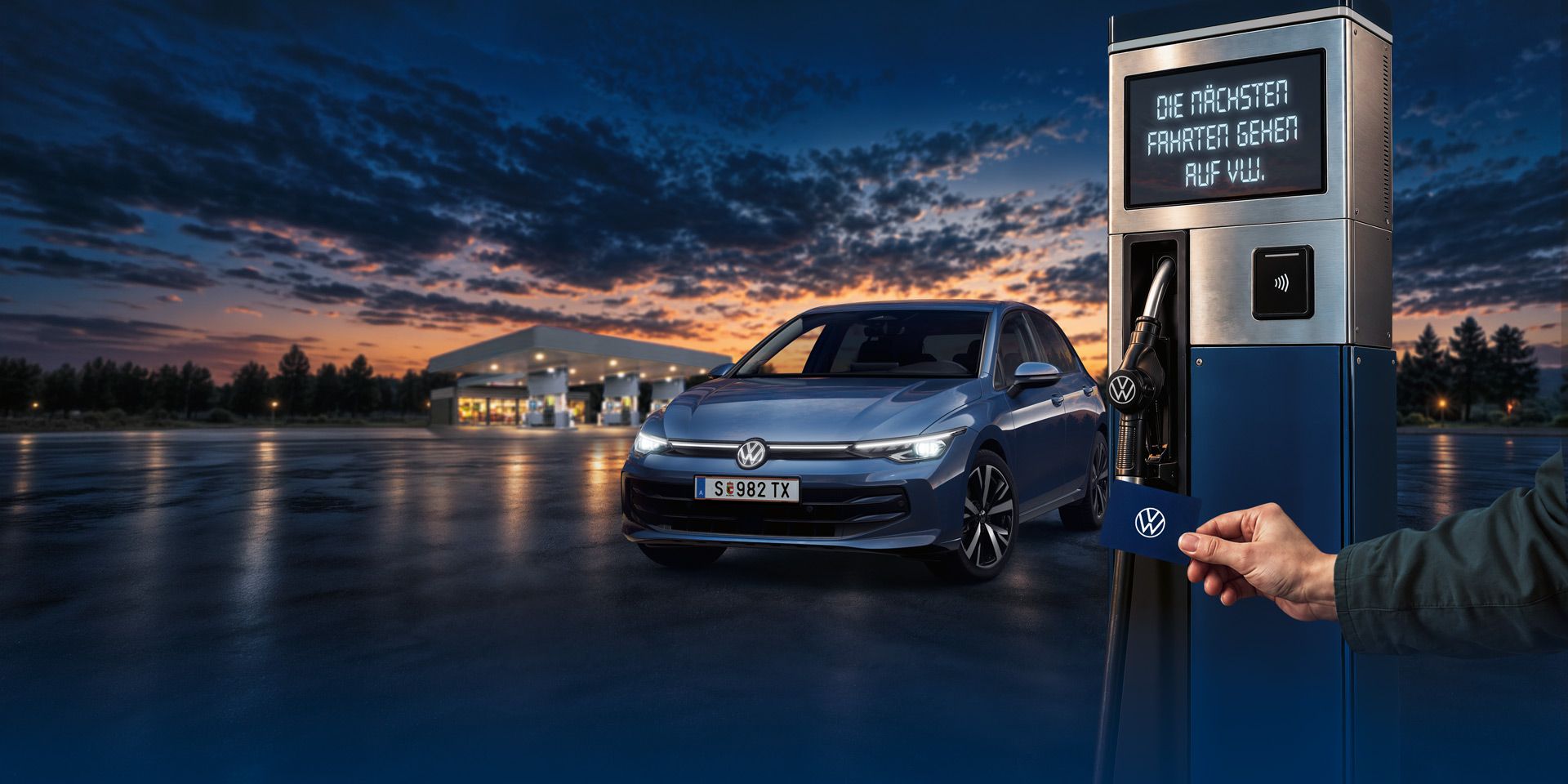 [AI-modified] – Ein blaues Volkswagen-Golf-Auto steht an einer modernen Zapfsäule, während im Vordergrund eine Hand eine Karte an ein kontaktloses Bezahlterminal hält.