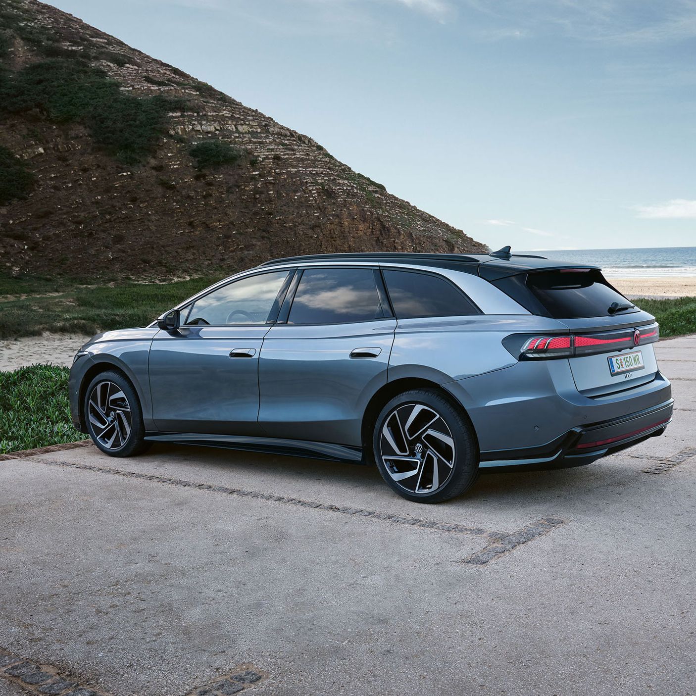Seiten- und Heckansicht eines grau-blauen VW ID.7 Tourer