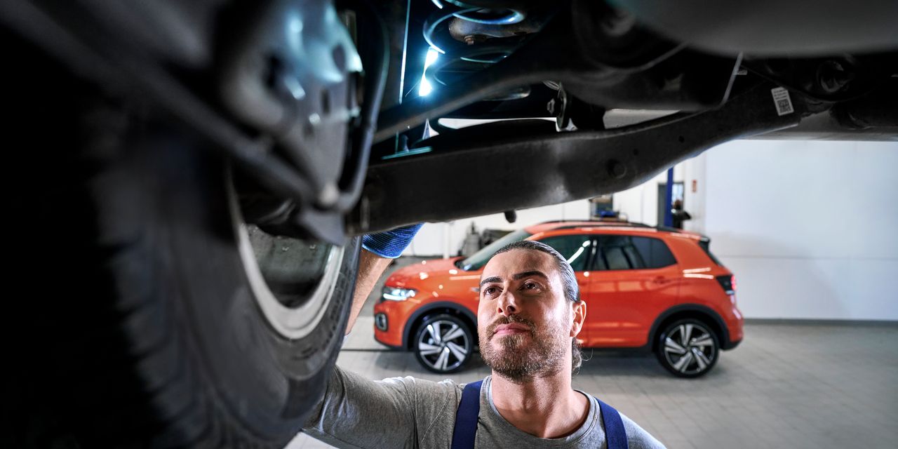 Ein VW Techniker überprüft einen Volkswagen Stoßdämpfer