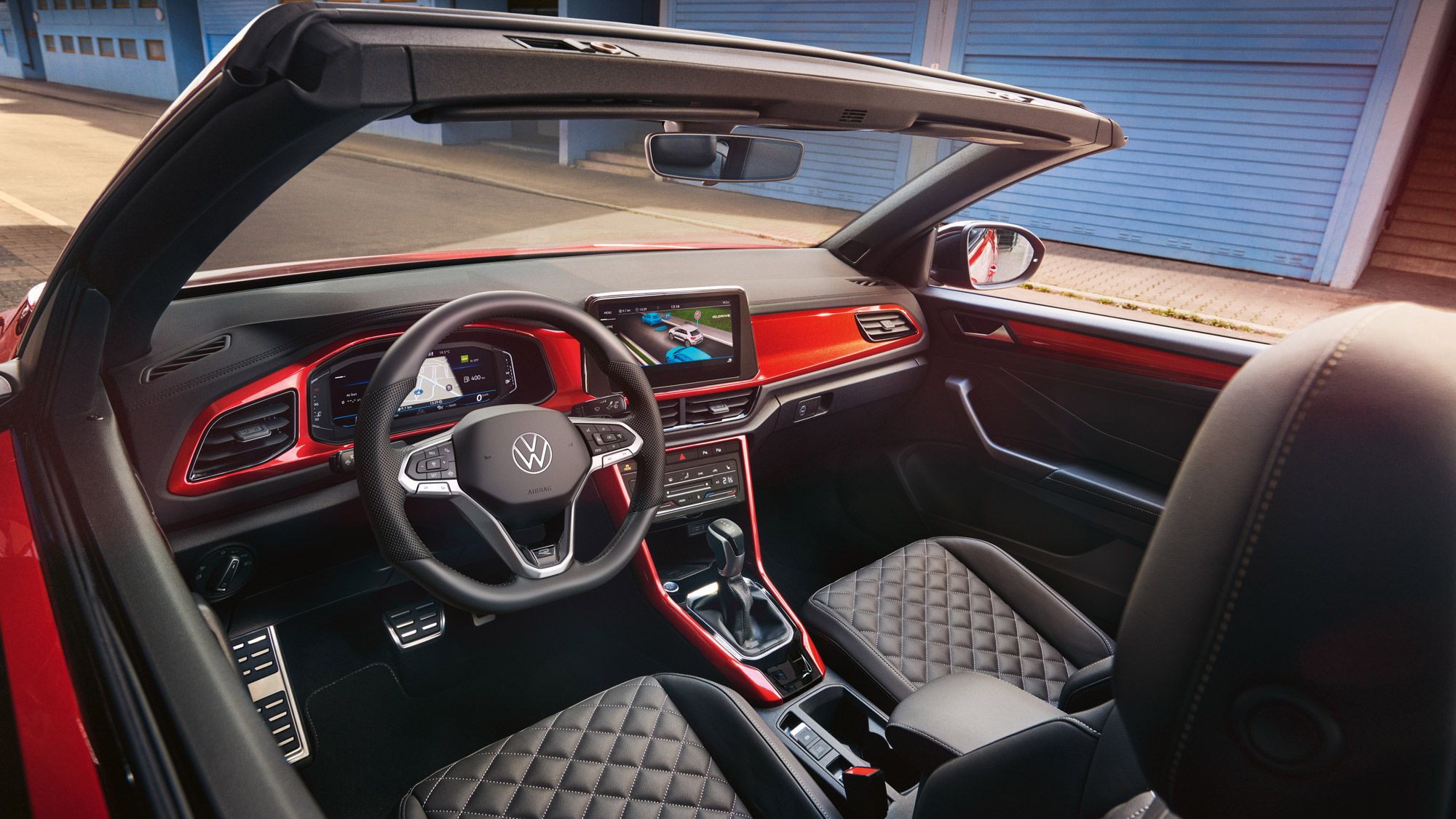  Blick auf die Sitze, das Lenkrad und das Digitale Cockpit des VW T-Roc Cabriolet R-Line.