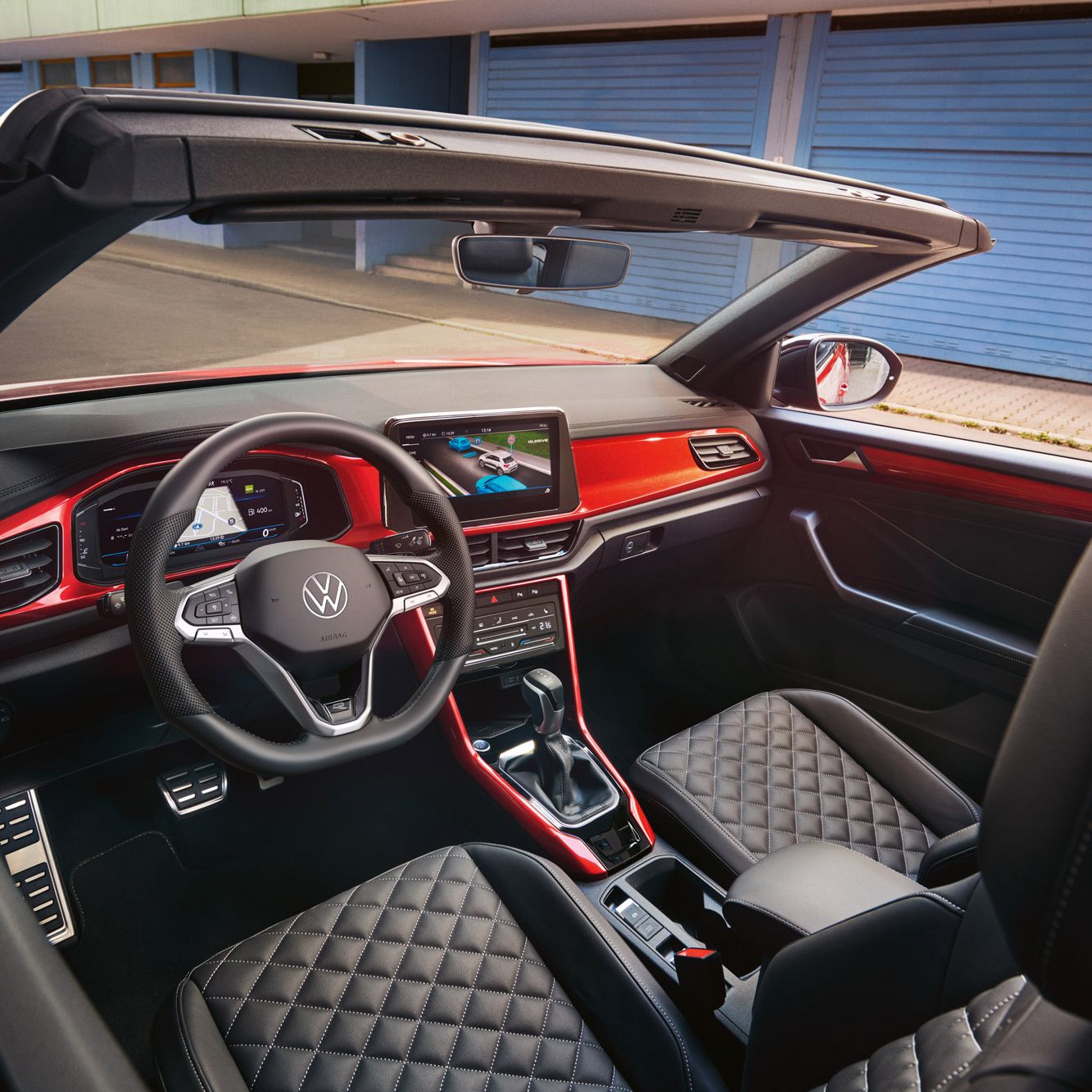  Blick auf die Sitze, das Lenkrad und das Digitale Cockpit des VW T-Roc Cabriolet R-Line.