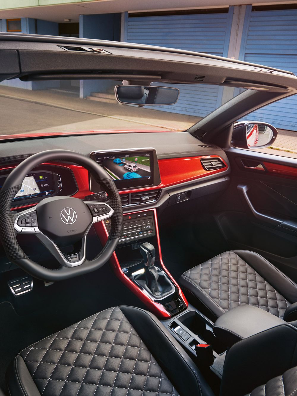  Blick auf die Sitze, das Lenkrad und das Digitale Cockpit des VW T-Roc Cabriolet R-Line.