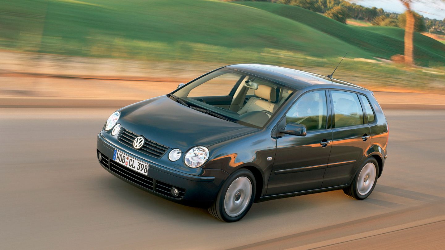 Polo vierte Generation auf der Landstraße unterwegs.