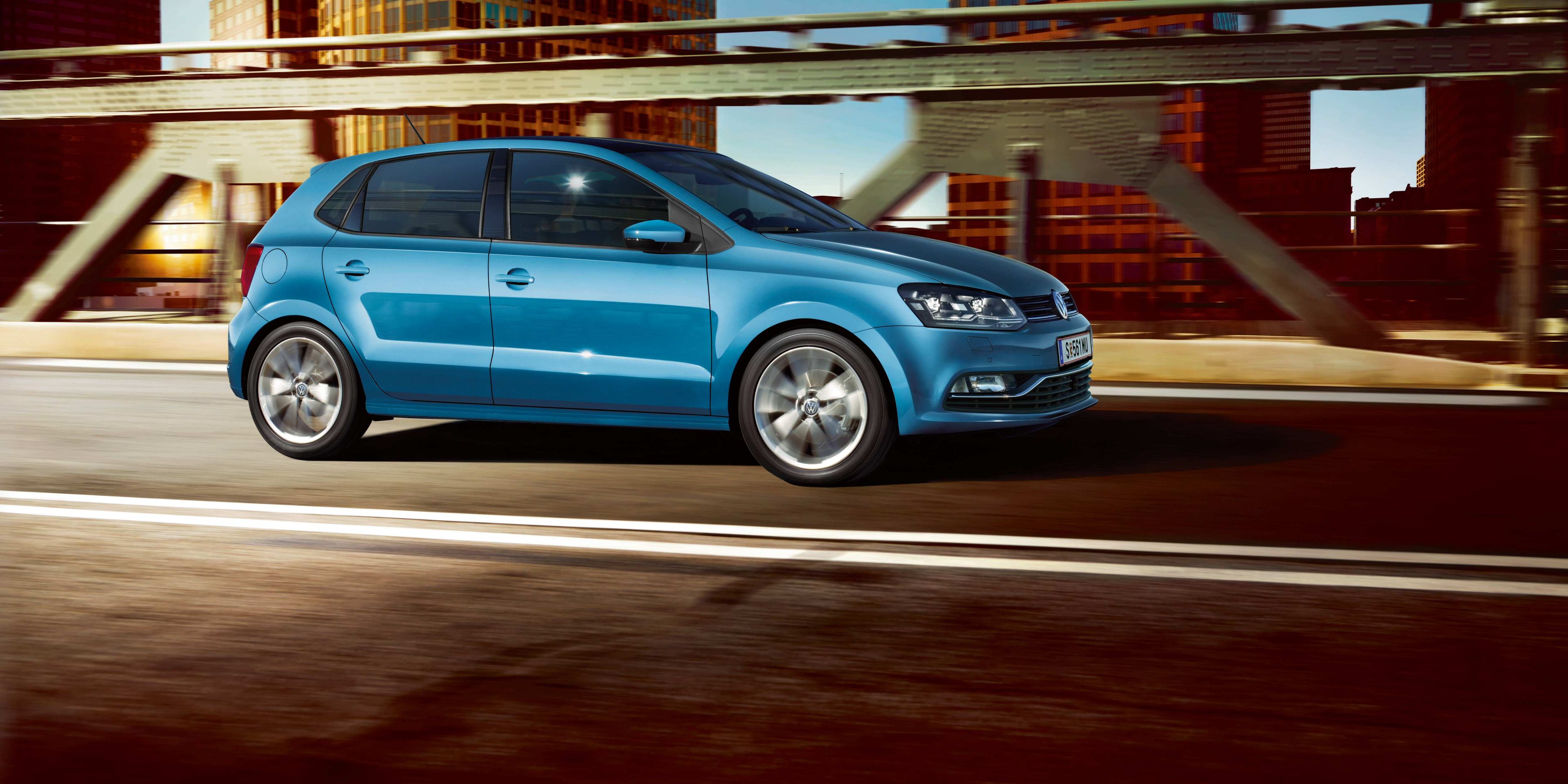 vw polo blau stadt seitenansicht brücke