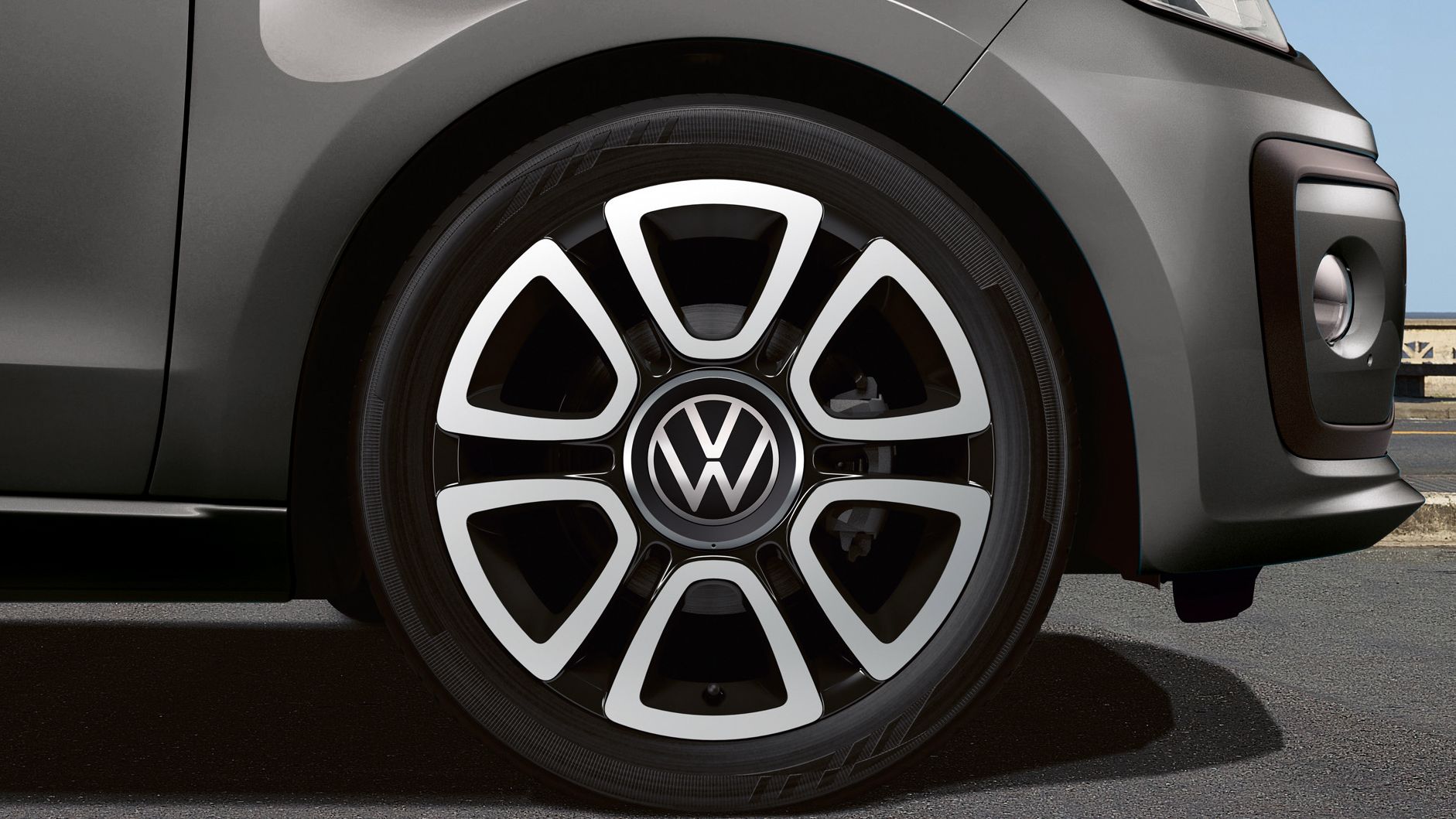 Detailaufnahme der Felge triangle black des VW up!