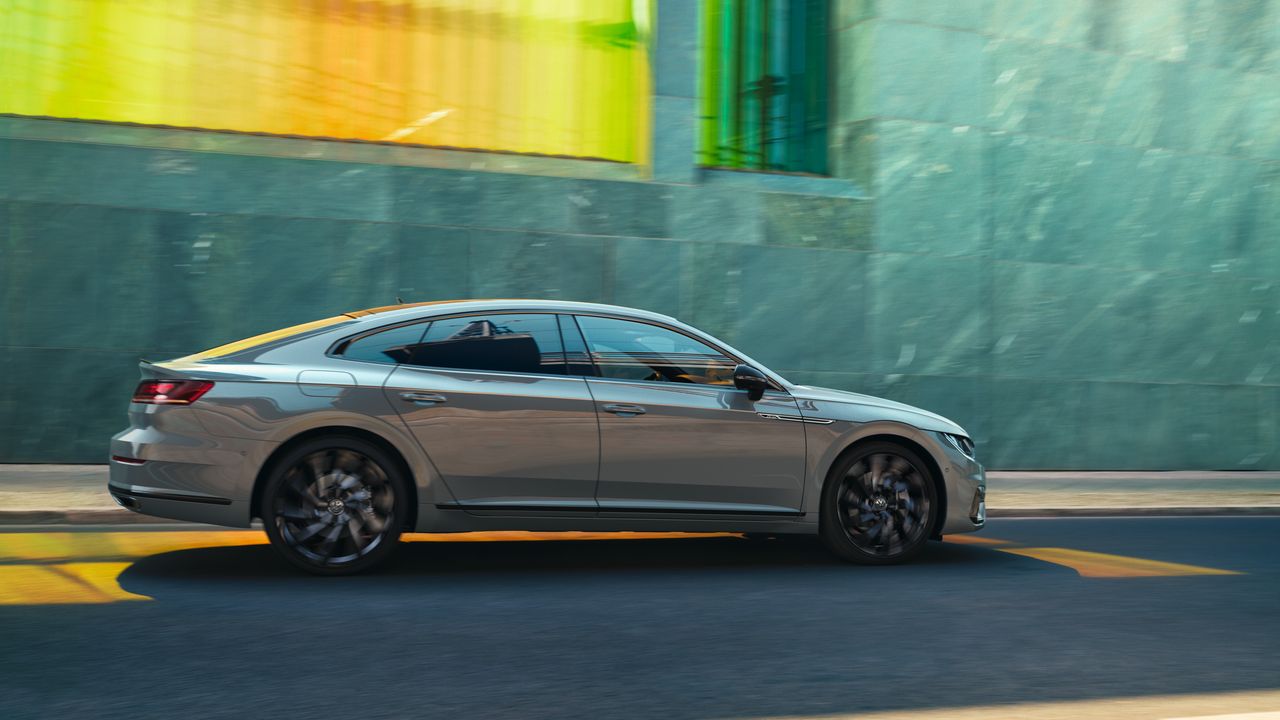 VW Arteon mit Seitenansicht zu sehen.