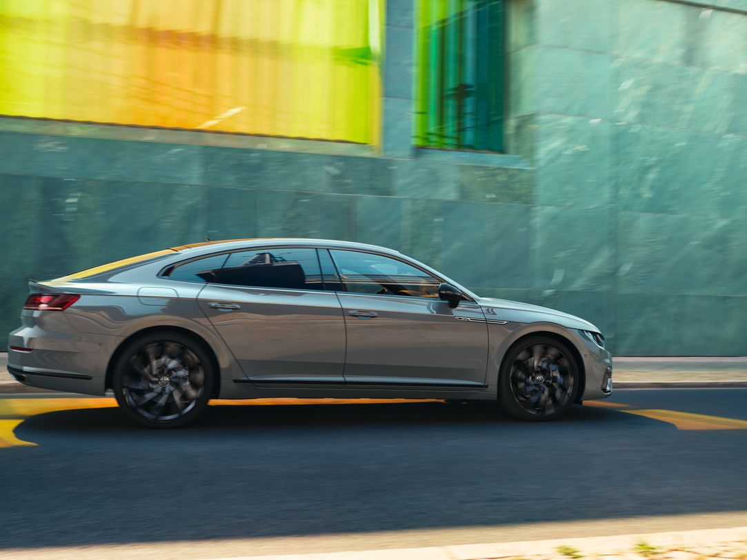 VW Arteon mit Seitenansicht zu sehen.