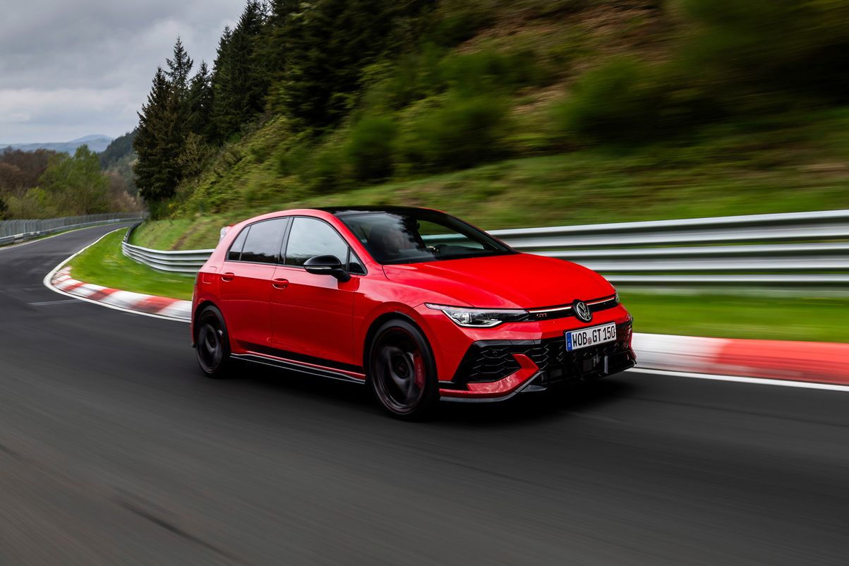 Ein roter VW Golf GTI EDITION 50 fährt auf einer Rennstrecke
