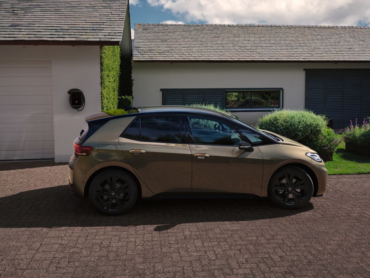 ID.3 Pro steht seitlich geparkt vor einem Haus in einer Einfahrt. 