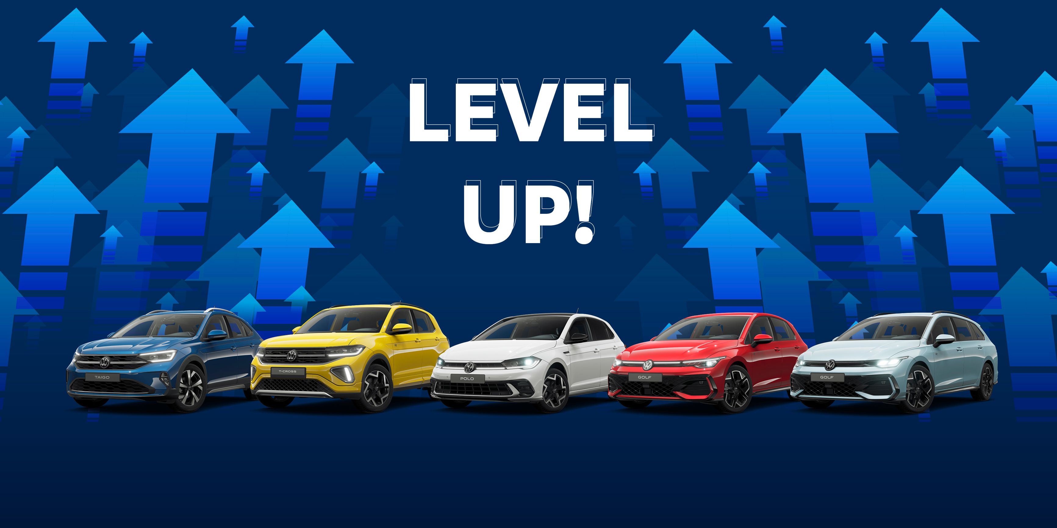 Mehrere Autos in verschiedenen Farben sind nebeneinander aufgereiht. Im Hintergrund sind blaue und grüne Pfeile, die nach oben zeigen. In der Mitte steht der Text "LEVEL UP!".