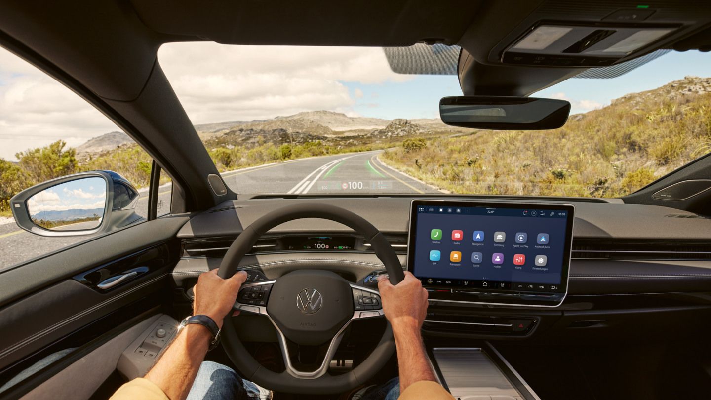 Fahreransicht im VW ID.7 mit Navigationshinweisen des Head-up-Displays auf der Frontscheibe.