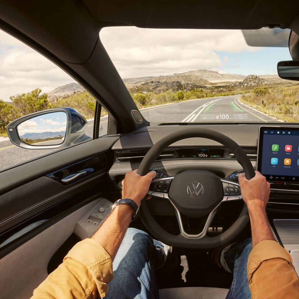Fahreransicht im VW ID.7 mit Navigationshinweisen des Head-up-Displays auf der Frontscheibe.