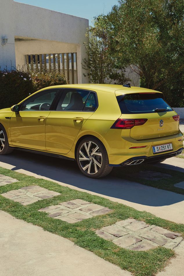 Golf 8 steht auf einem Parkplatz vor einem Haus.