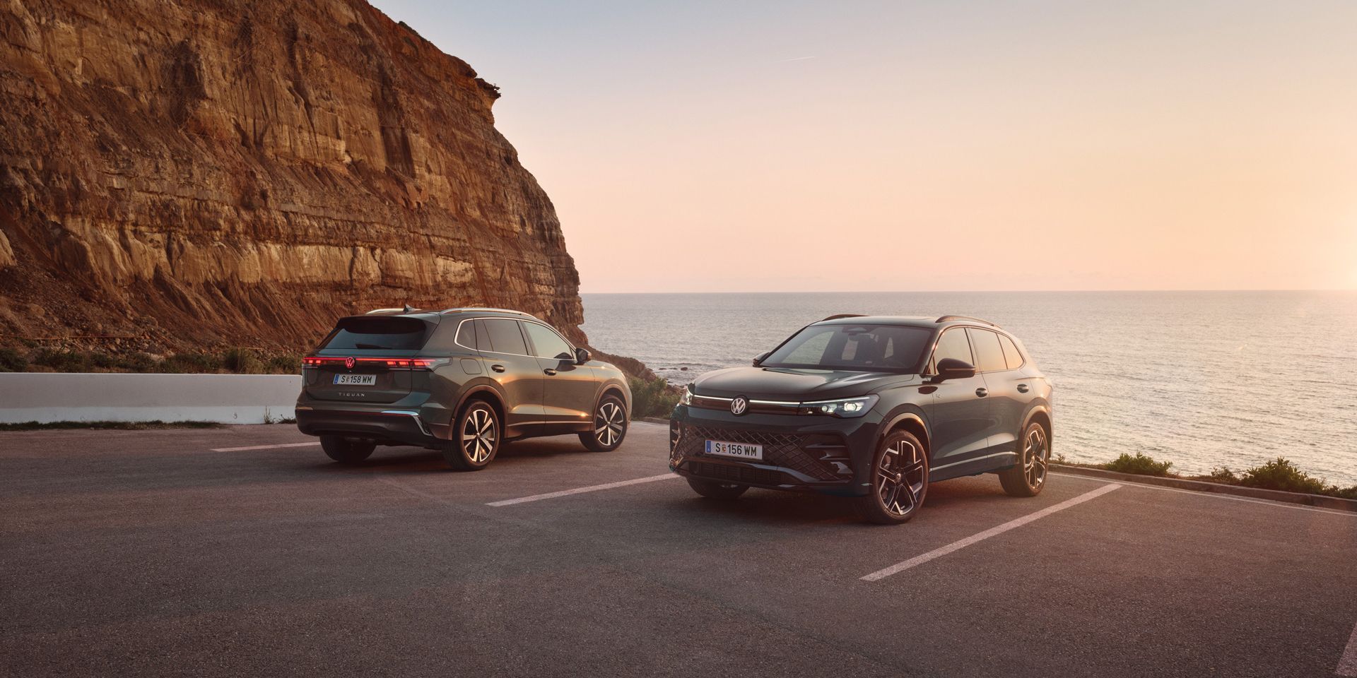 Zwei VW Tiguan geparkt vor der Küste in abendlicher STimmung