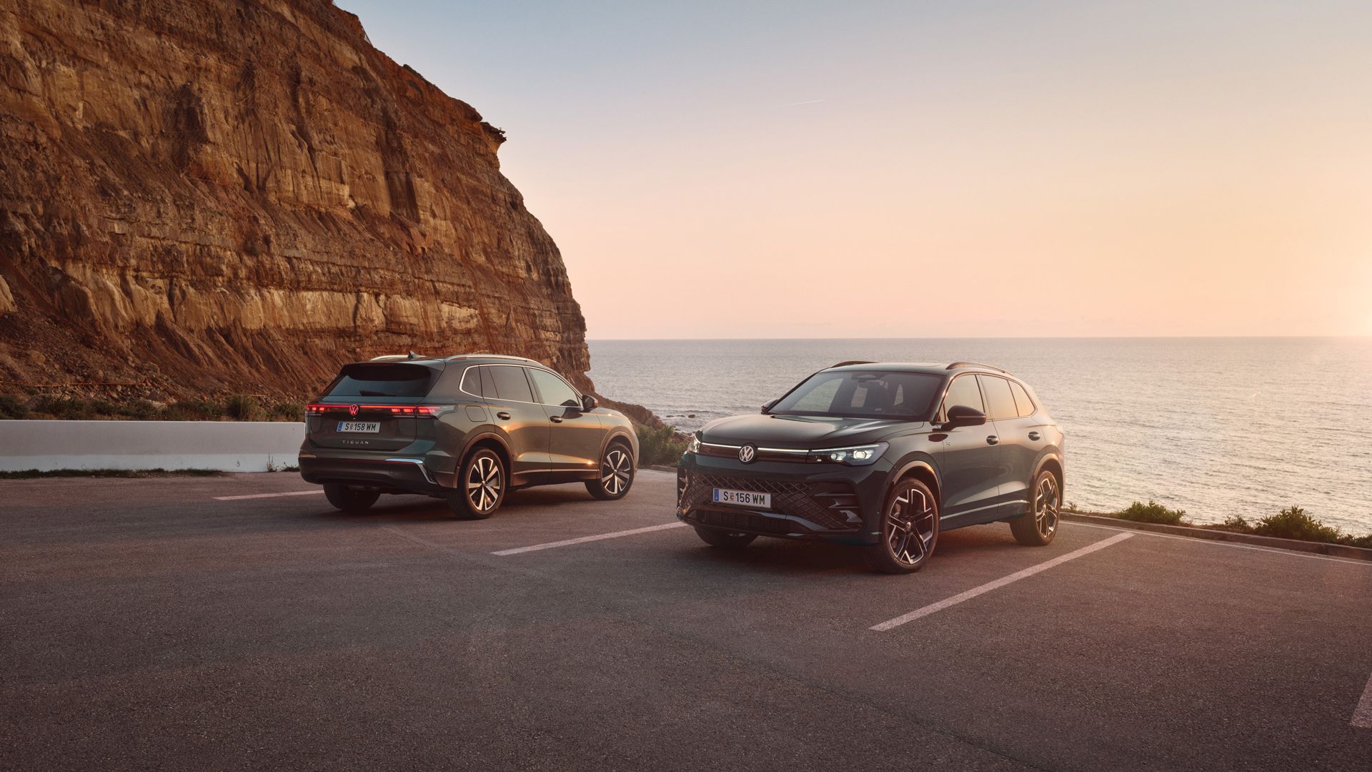 Zwei VW Tiguan geparkt vor der Küste in abendlicher STimmung