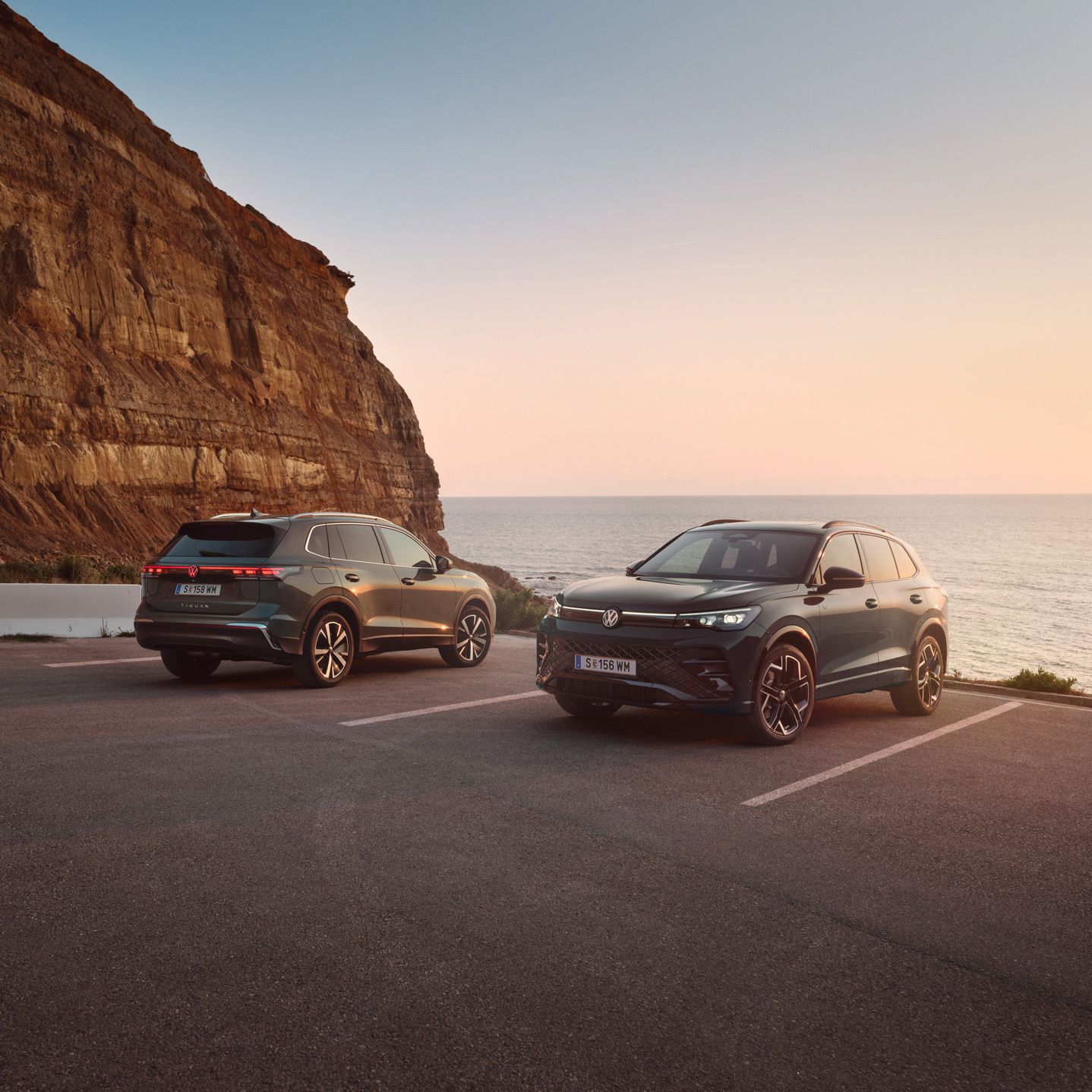 Zwei VW Tiguan geparkt vor der Küste in abendlicher STimmung