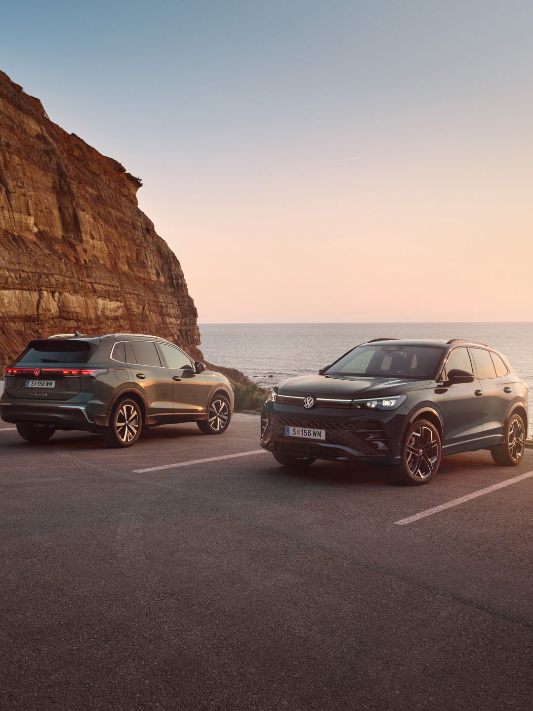 Zwei VW Tiguan geparkt vor der Küste in abendlicher STimmung