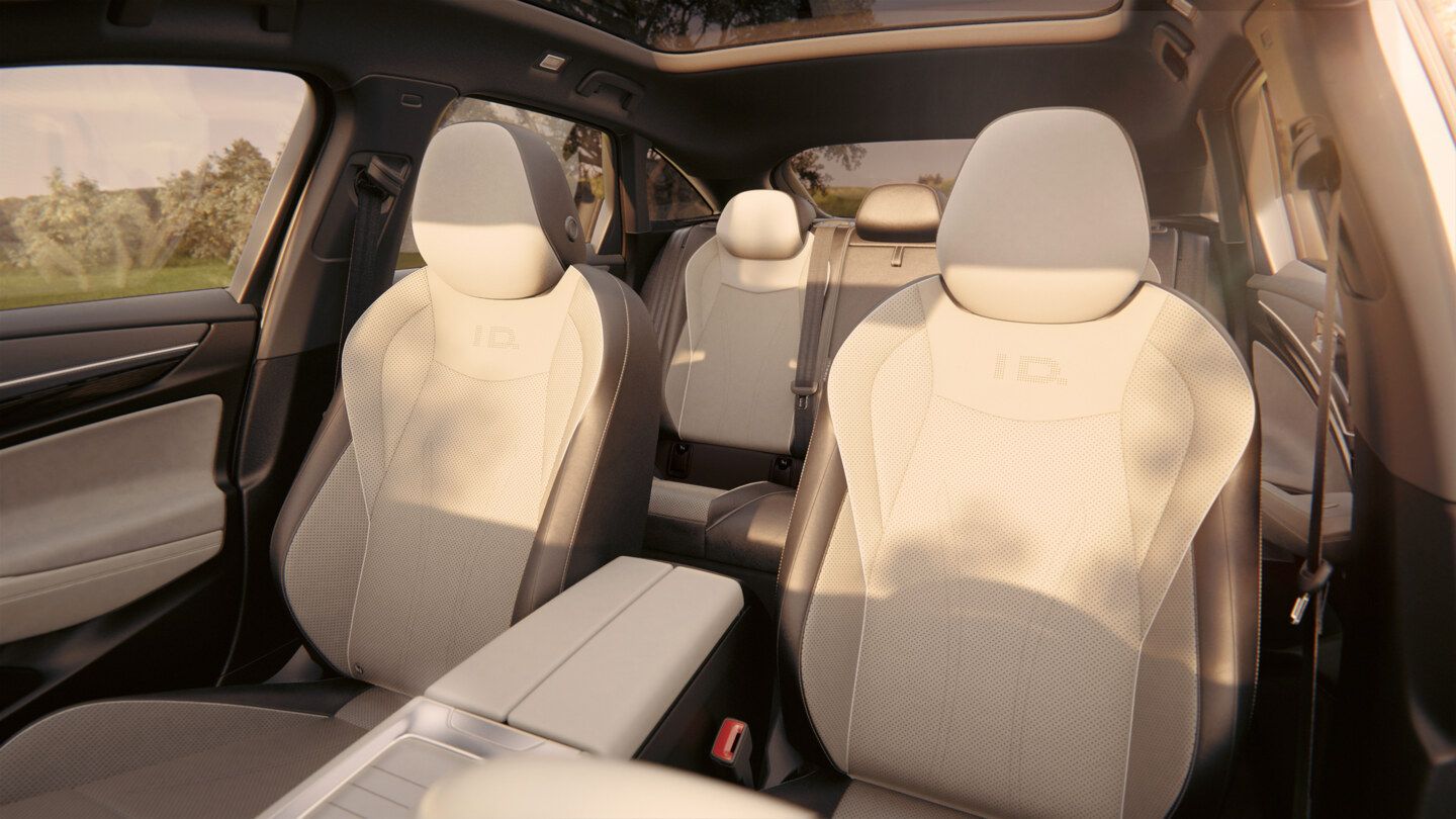 Vordersitze im VW ID.7 mit Sitzflächen im hellen grau.