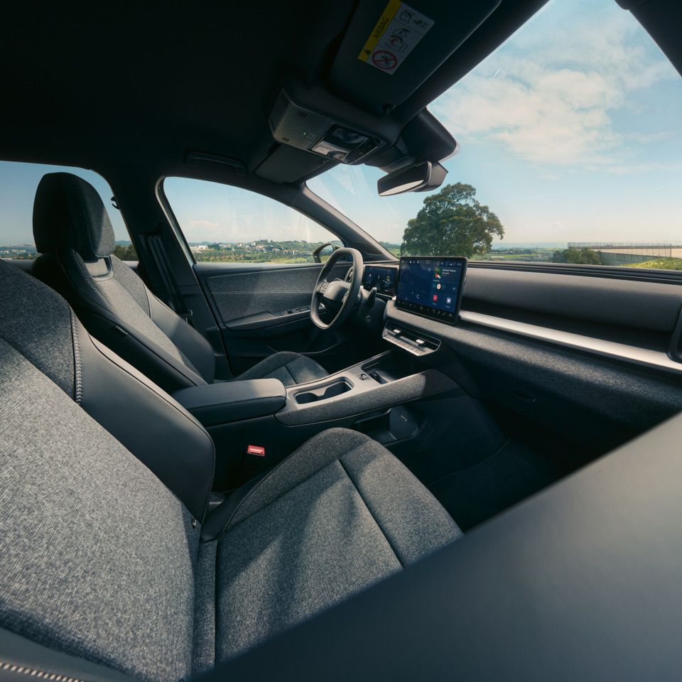 Innenansicht eines VW ID. Cross in dunklem Interieur Design mit Blick auf das Cockpit.