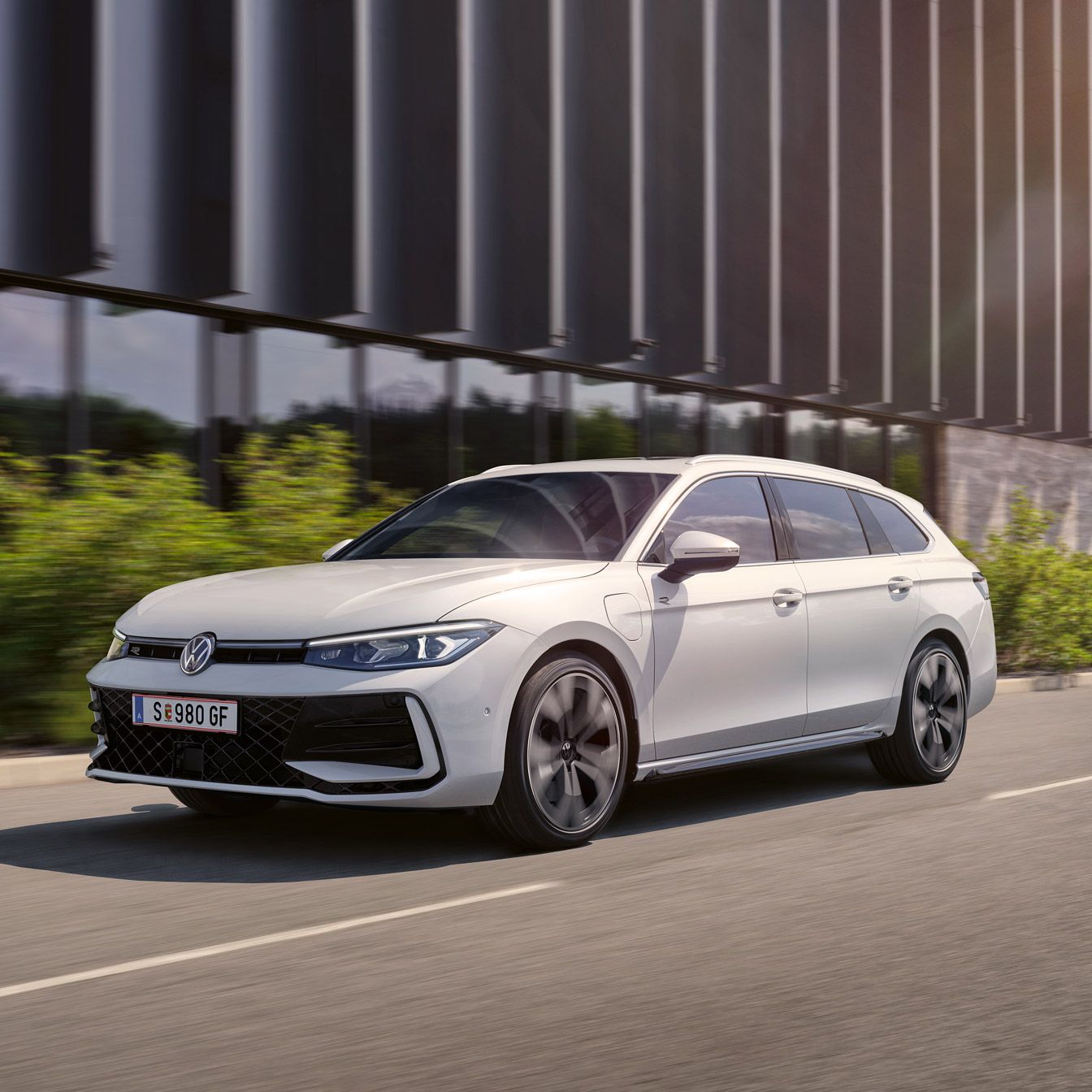 Ein weißer VW Passat R-Line fährt in einer Stadt