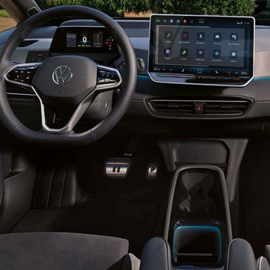  Interieur des VW ID.3 Pro mit Multifunktionslenkrad, Infotainmentsystem, Digital Cockpit und Harman Kardon Soundsystem.