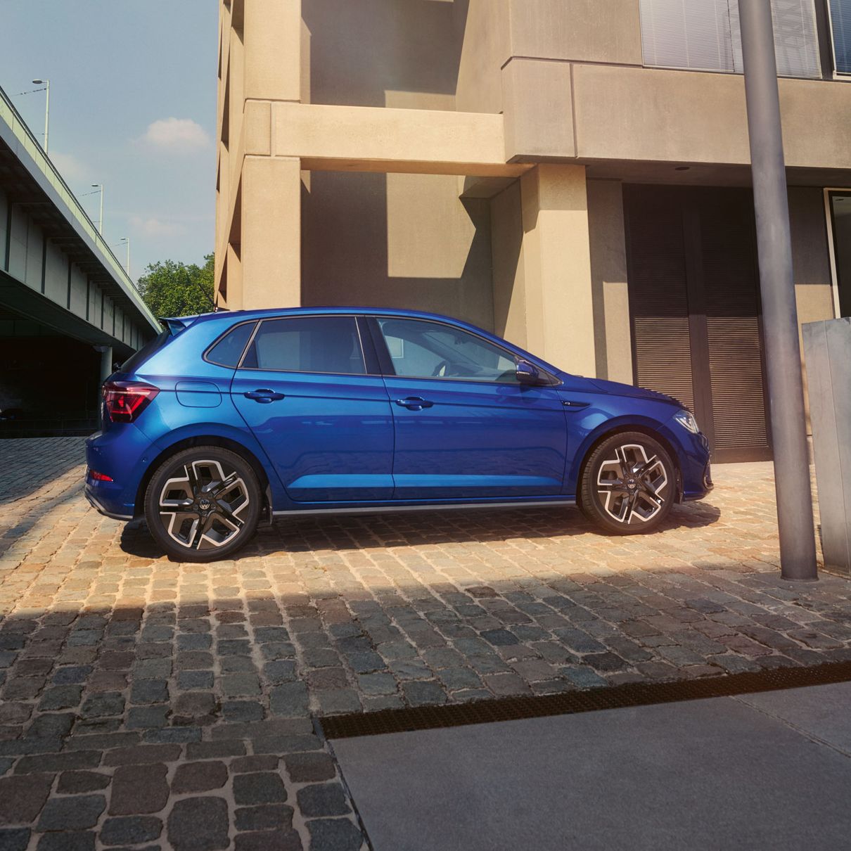 Seitenansicht eines blauen VW Polo R-Line in einer Stadt