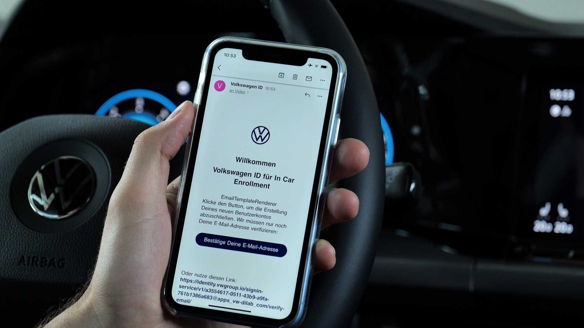 Mann wie er We Connect auf Smartphone nutzt