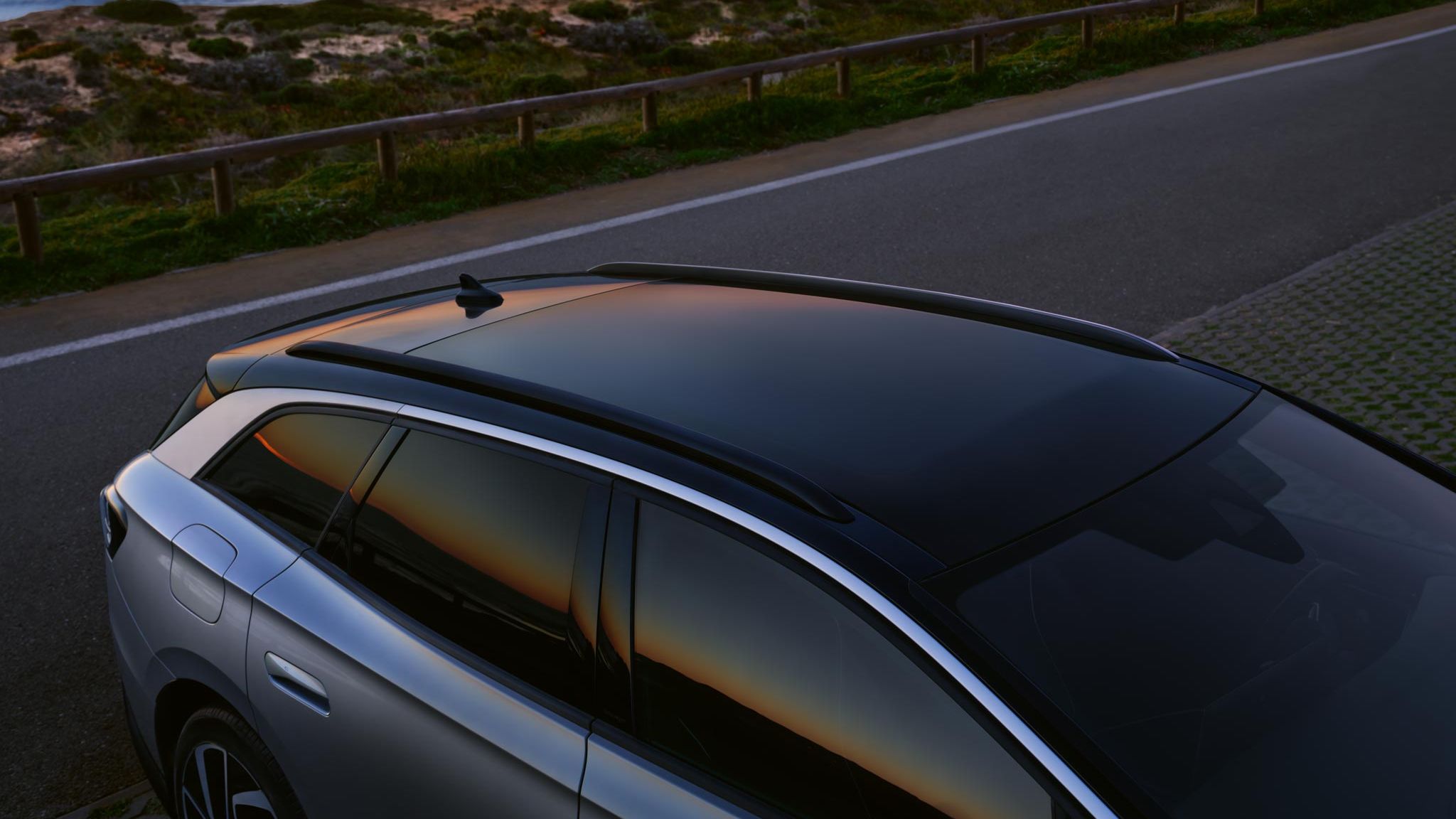 Blick auf das elektrische Panoramadach eines blauen VW ID.7 Tourer.