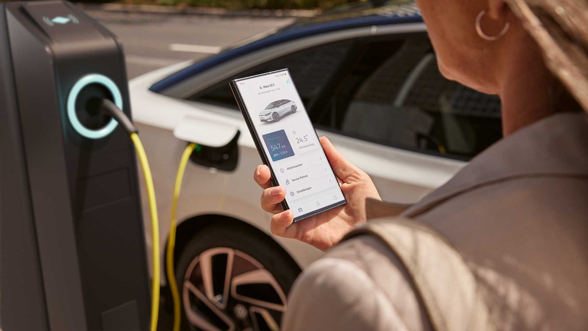 Frau checkt den Status ihres VW ID.7 in der VW Connect App