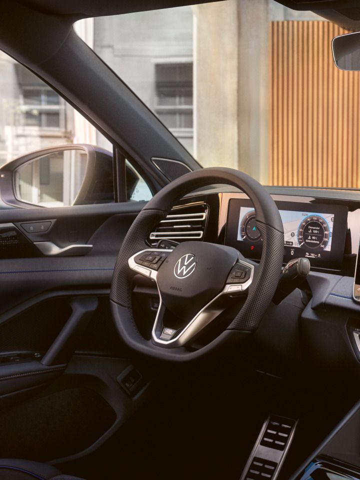  Blick auf das Infotainmentsystem im VW Tiguan R-Line mit Upgrades.