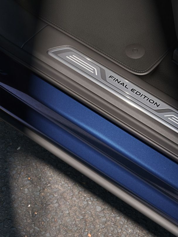 Detailansicht der durchleuchteten Einstiegsleiste mit Schriftzug , FINAL EDITION'.