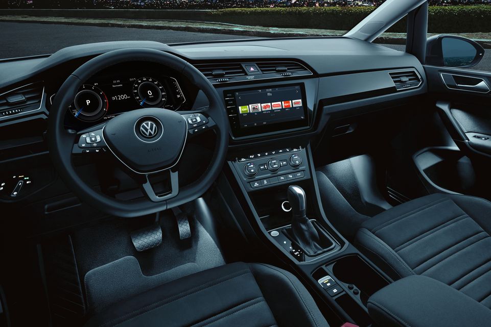 Interieur des VW Touran mit Ambientebeleuchtung