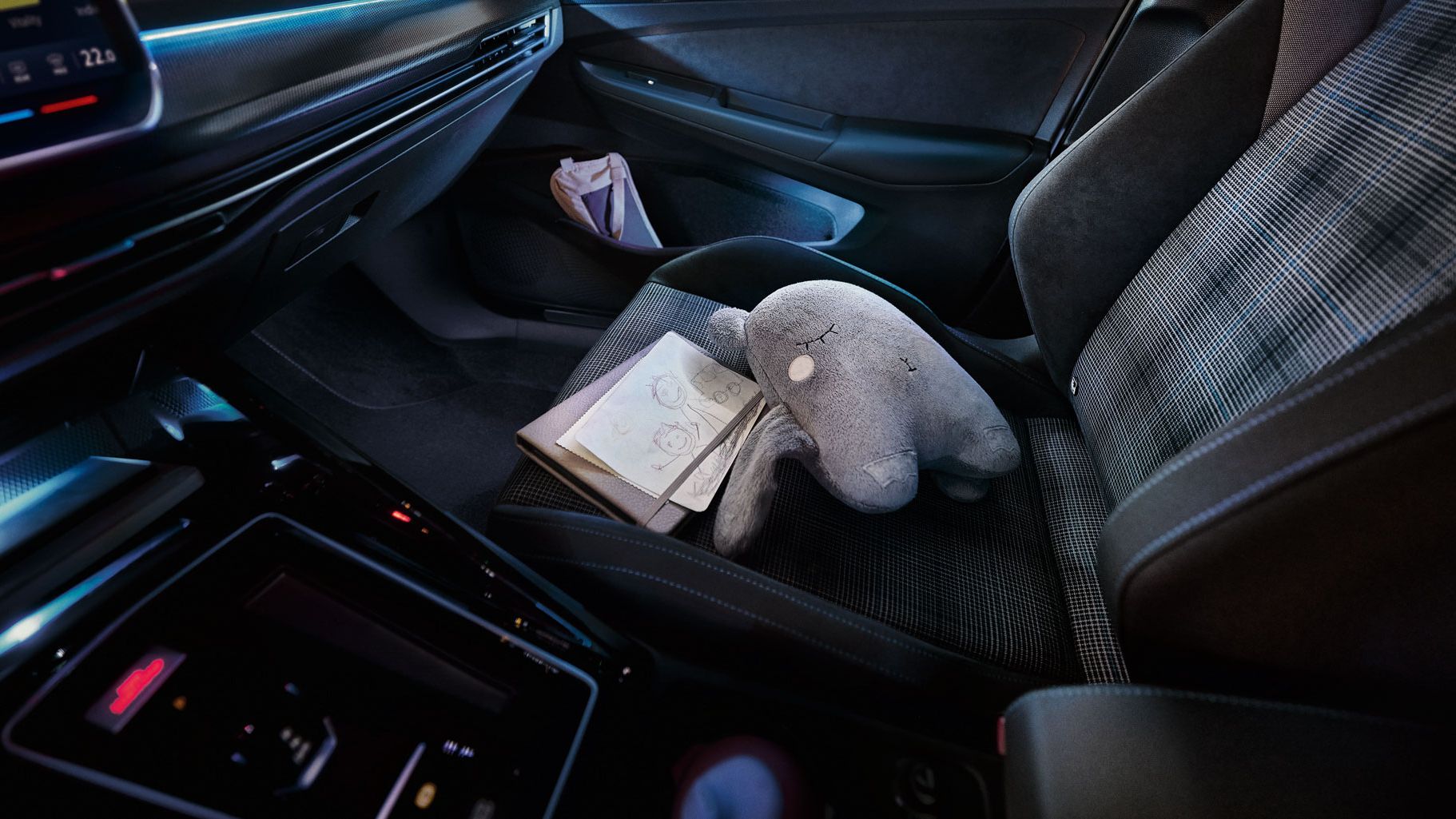 Ambientebeleuchtung im VW Golf GTE bei Nacht