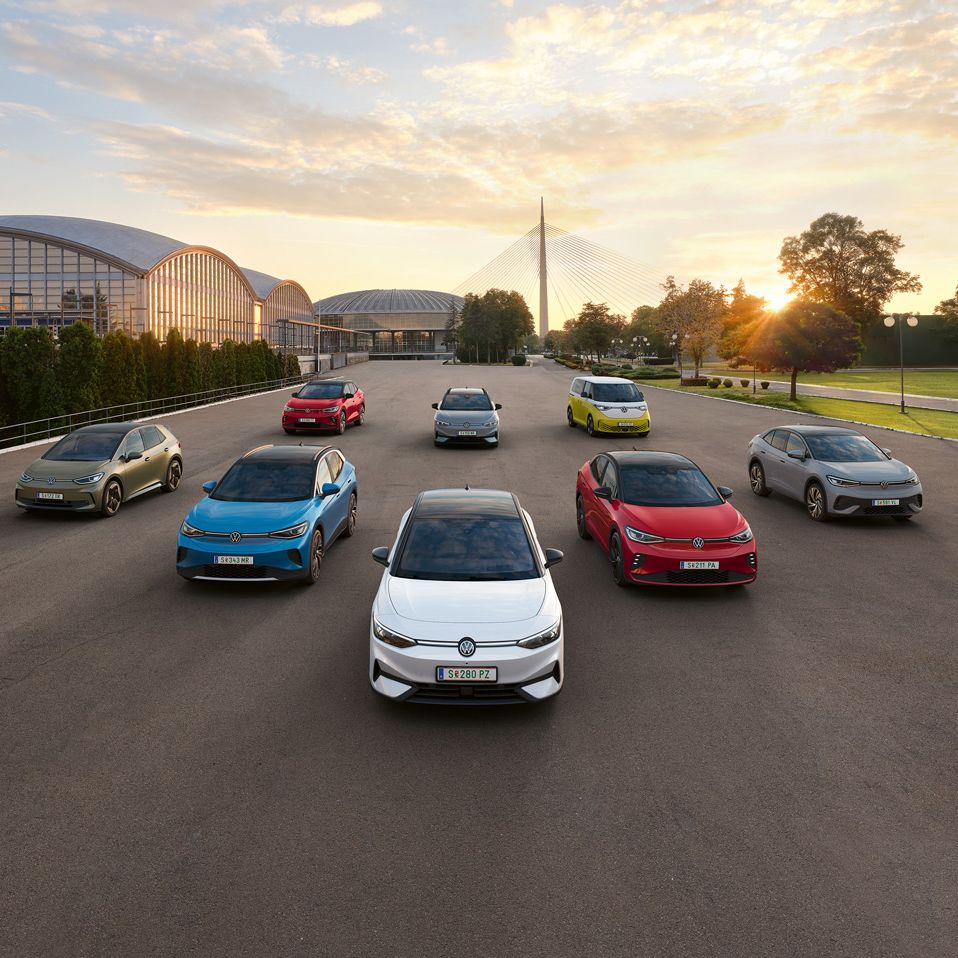  Alle VW Elektroautos, die ID. Modelle, fahren nebeneinander.