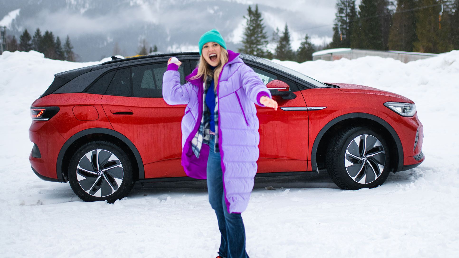 Frau mit Schnellball vor Elektroauto