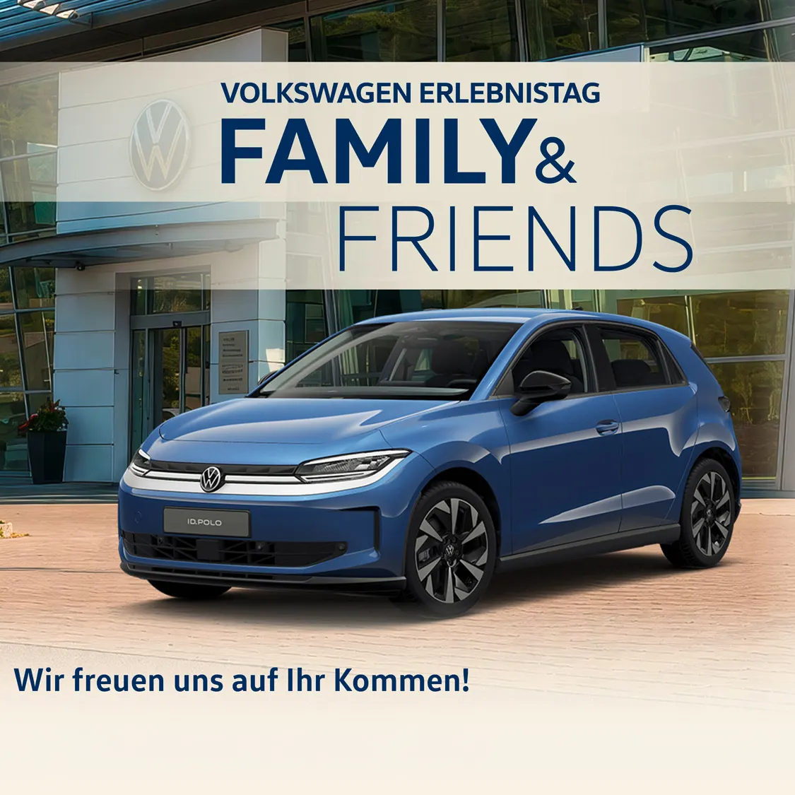 [AI-modified] – Werbeanzeige für den „Volkswagen Erlebnistag Family & Friends“ mit einem blauen VW-Auto im Vordergrund vor einem modernen VW-Autohaus. Rechts zeigen mehrere kleinere Fotos eine Familie und Freunde beim gemeinsamen Ausflug im Auto, darunter Kinder beim Spielen und Menschen beim Ein- und Aussteigen. Unten steht der Text „Wir freuen uns auf Ihr Kommen!“.