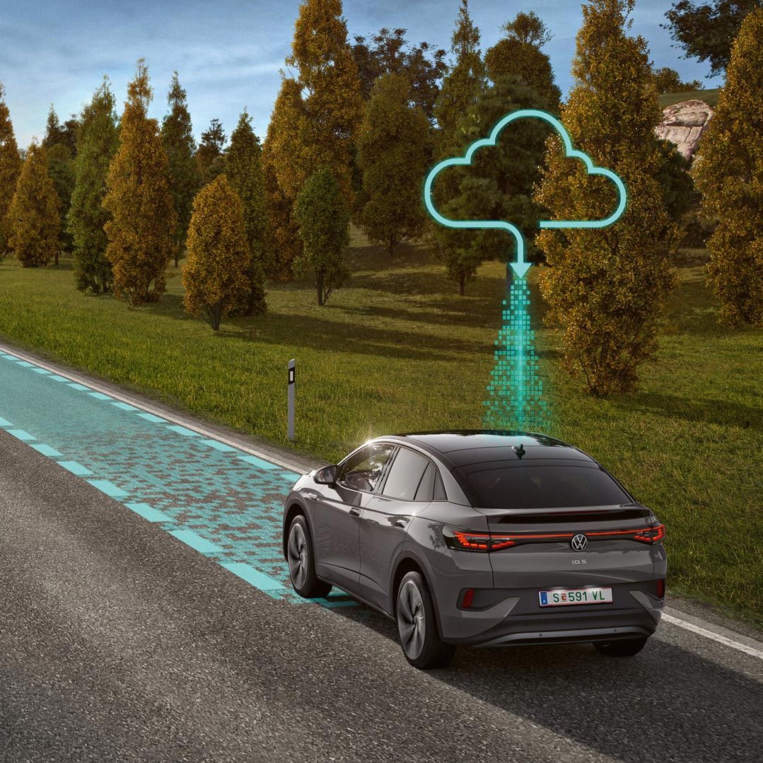 Illustration zeigt schematisch anhand eines VW ID.5 die Funktionsweise des Connected Travel Assist mit Schwarmdaten. 