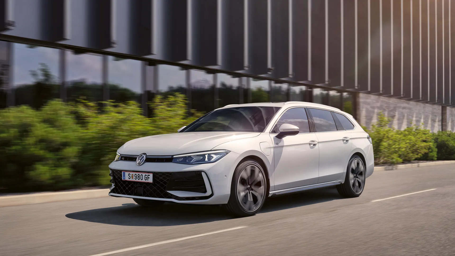 Ein weißer VW Passat R-Line fährt in einer Stadt