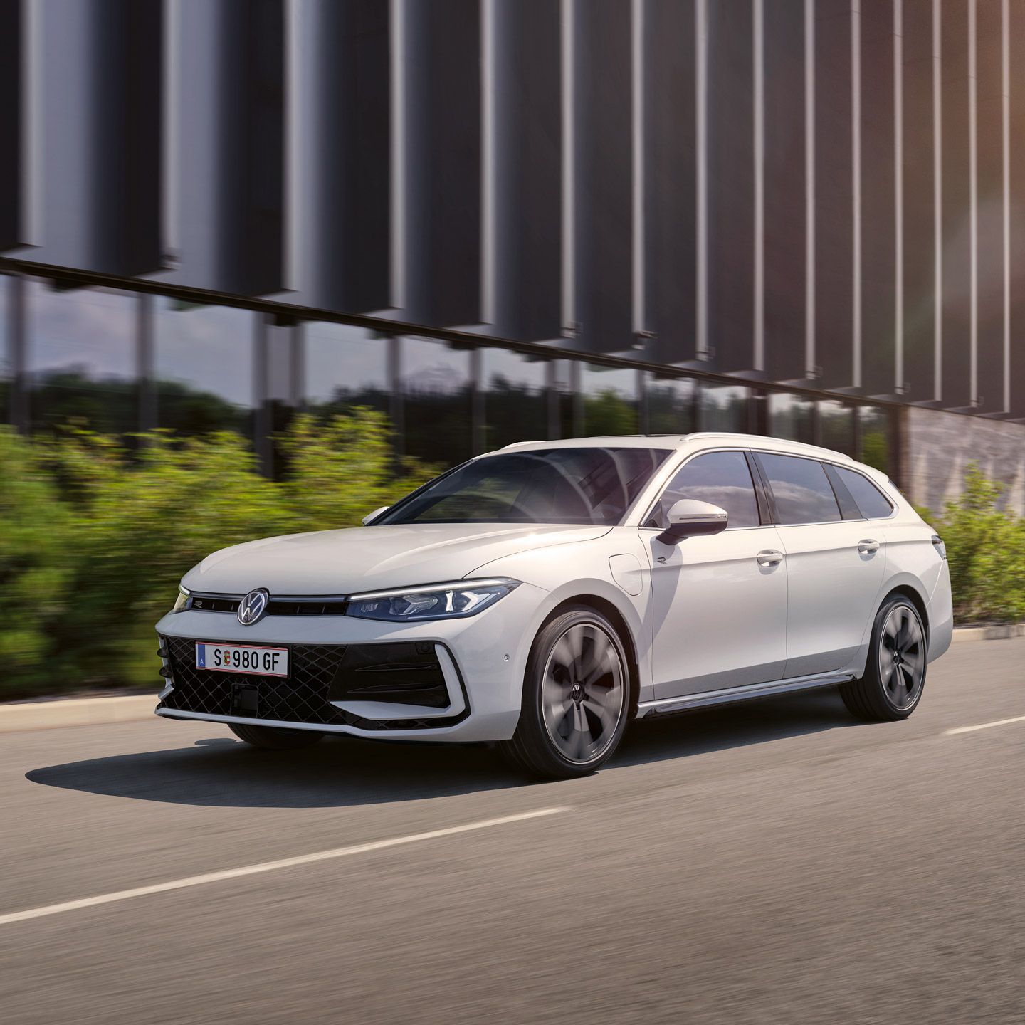 Ein weißer VW Passat R-Line fährt in einer Stadt